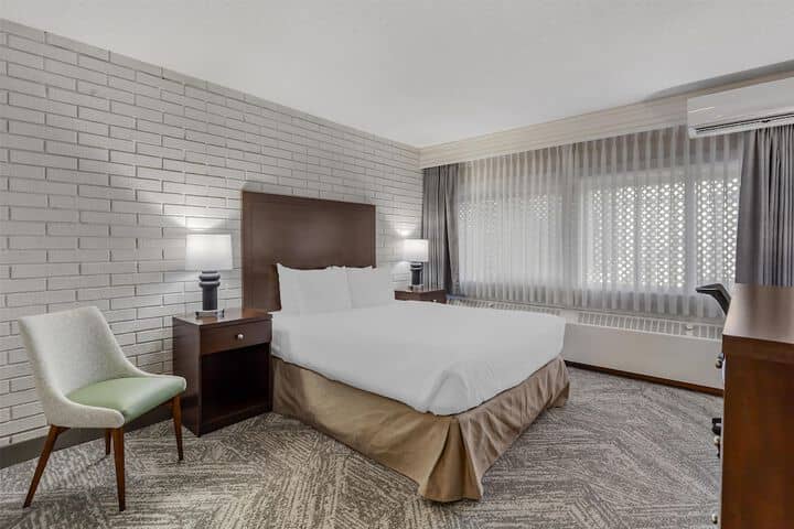 Room 32 of 69